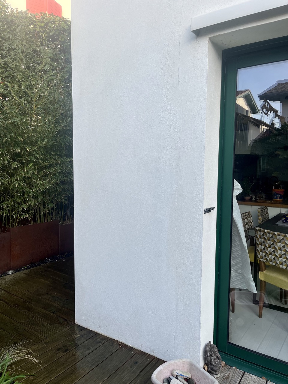 Pulvérisation du produit naturel - Alteko - au spray trace verte sur le mur après